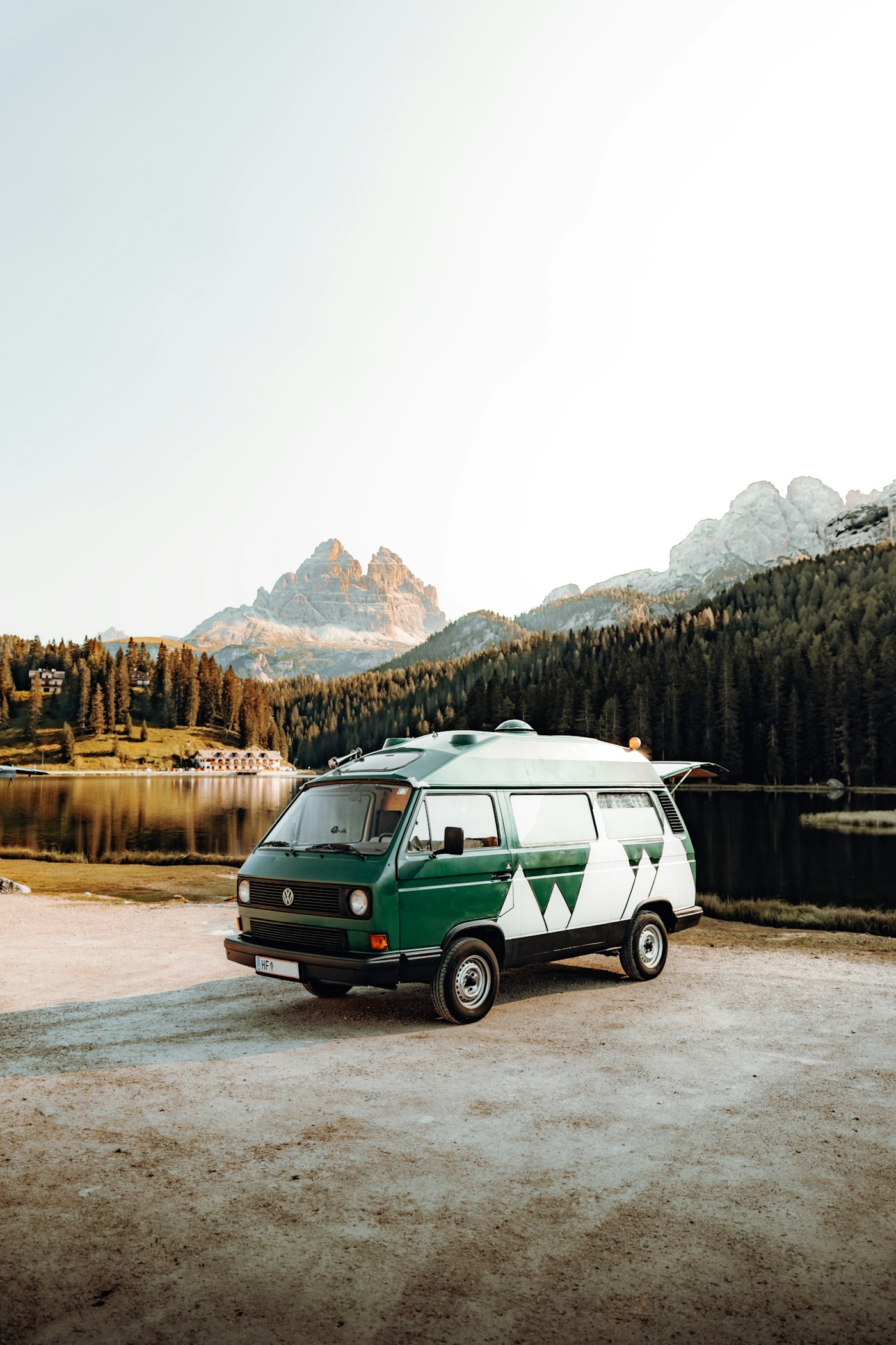 Camper clássica verde e branca junto às montanhas